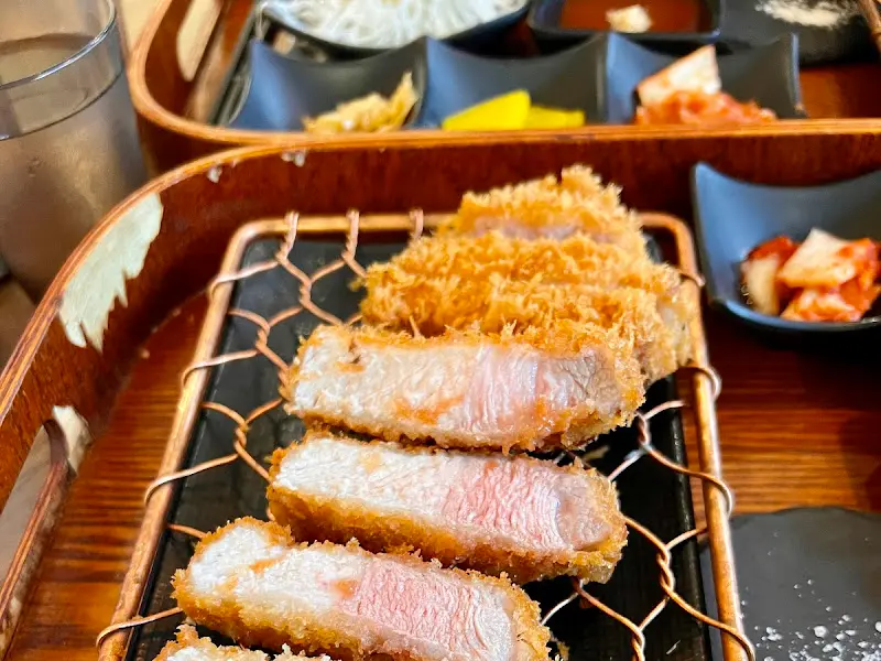 황금빛 튀김옷을 입은 섬세한 카츠의 특등심 카츠