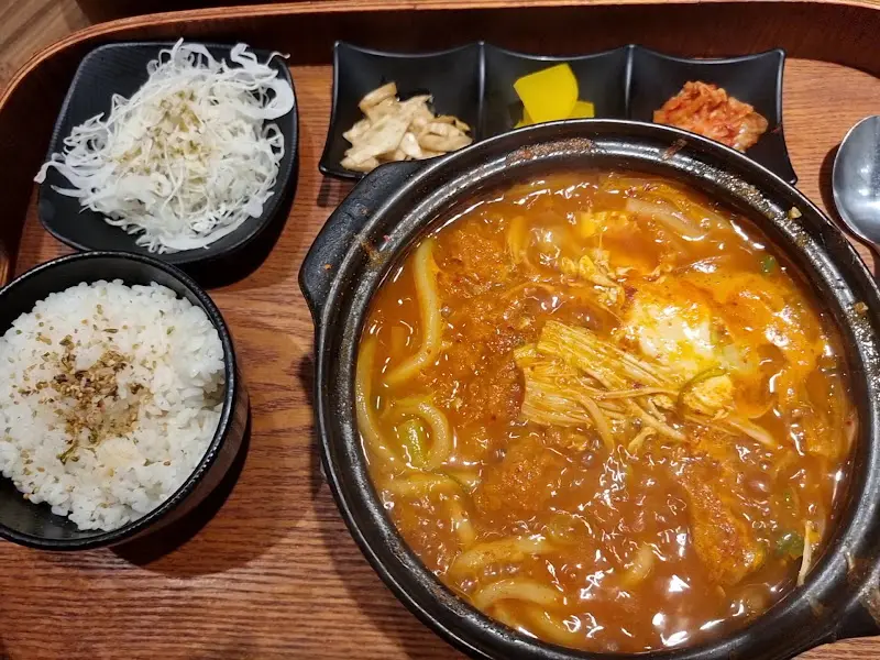 뚝배기에 담겨 나오는 얼큰한 뚝배기 카츠