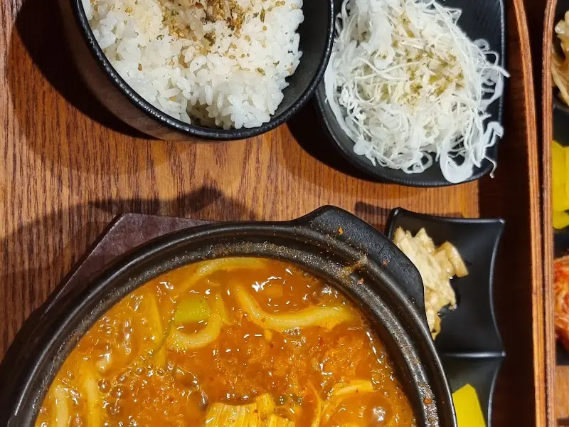 뚝배기 카츠의 얼큰한 국물과 돈까스