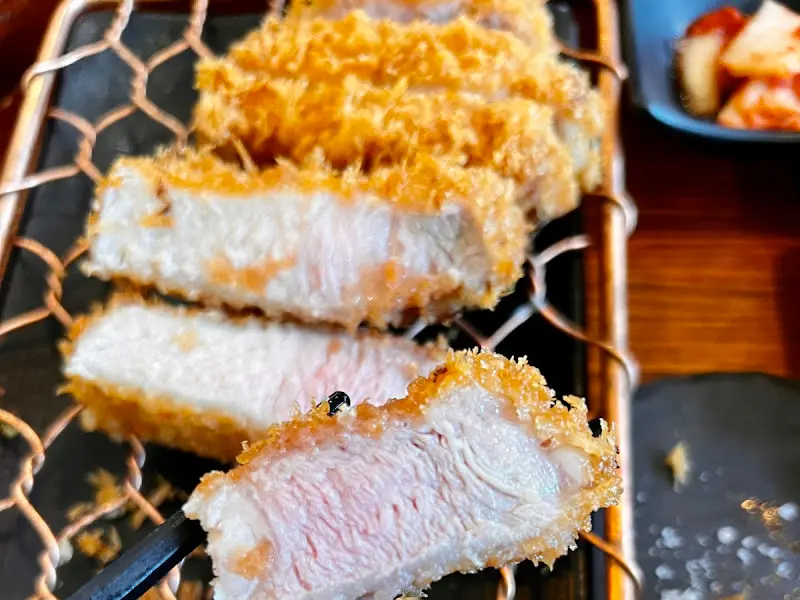 섬세한 튀김옷과 촉촉한 고기의 단면