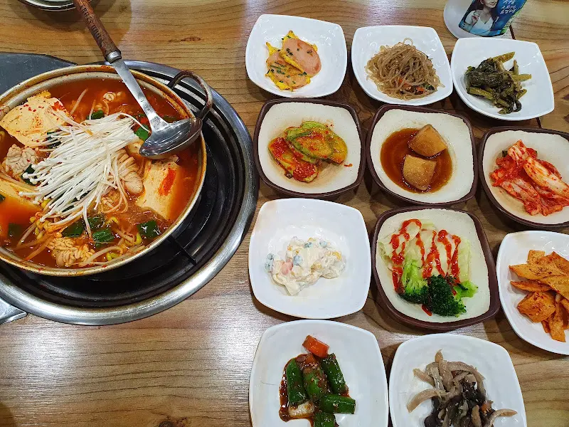 다채로운 반찬과 알탕 한 상 차림