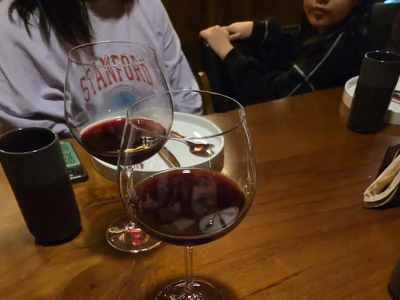 와인잔이 놓인 테이블 풍경