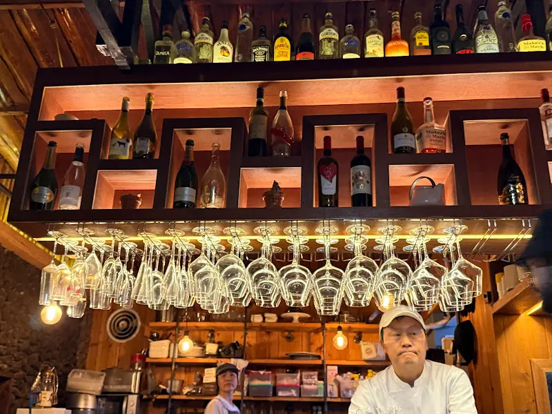 다양한 와인과 잔들이 진열된 모습