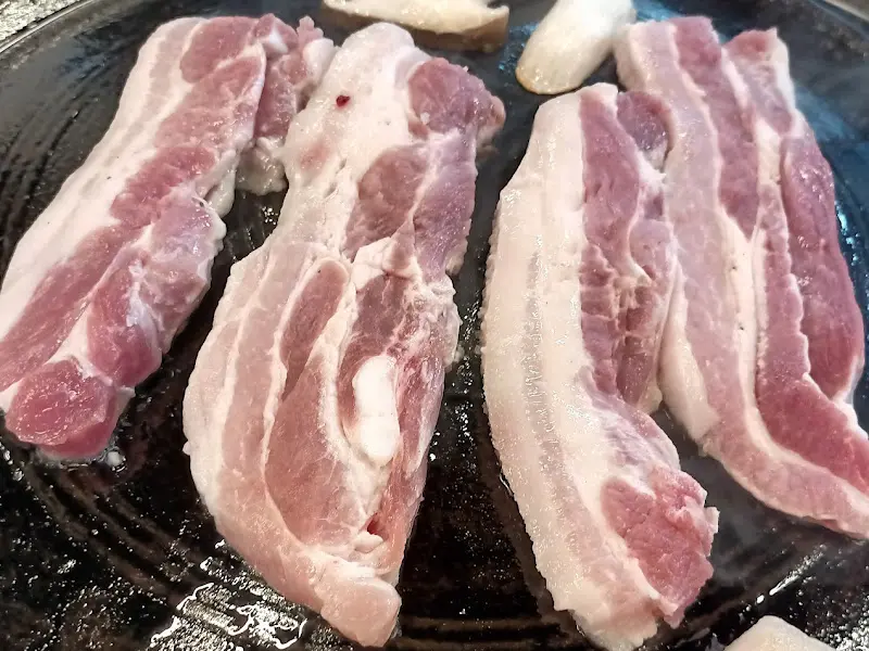 윤기가 흐르는 마나골돼지의 삼겹살