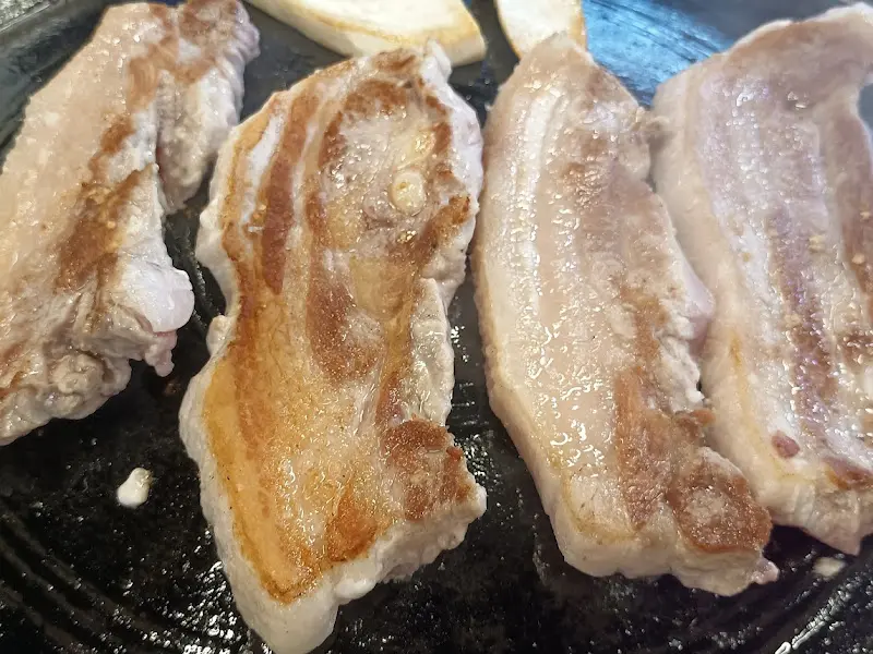 노릇노릇하게 구워진 삼겹살