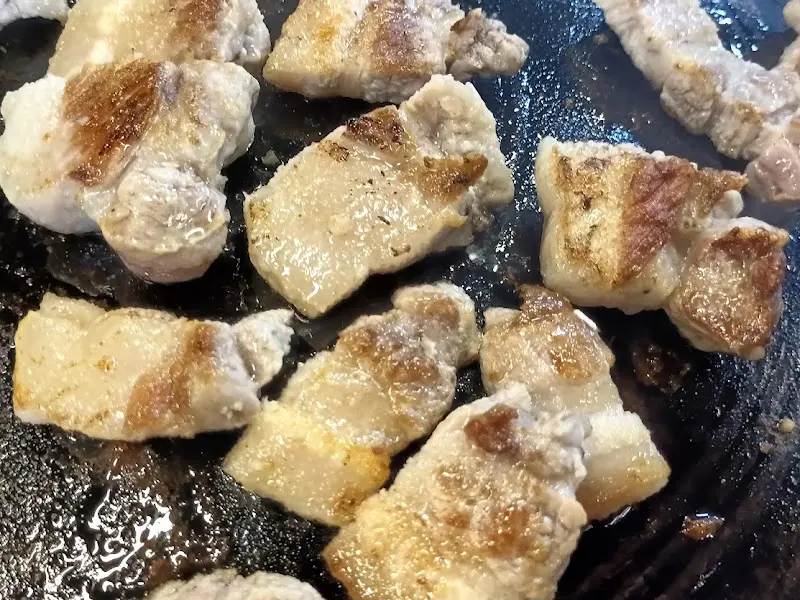 잘 익은 삼겹살 조각들