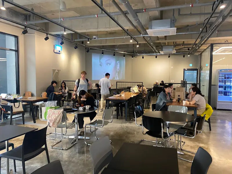카페 내부 전경