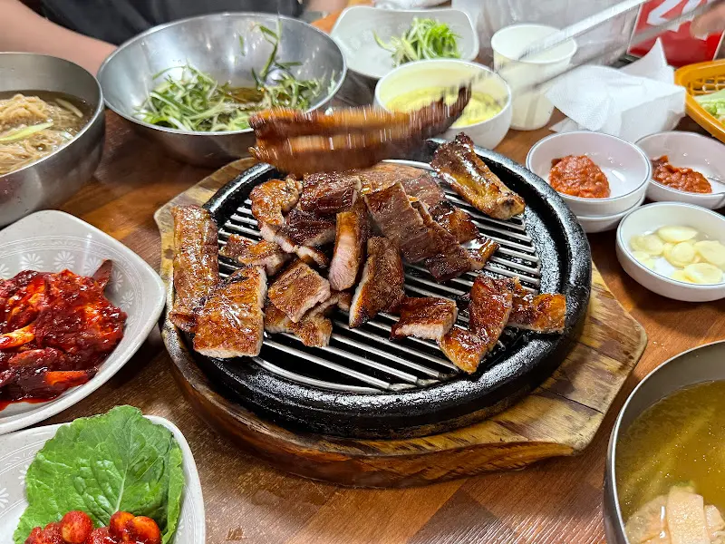 푸짐하게 차려진 테이블