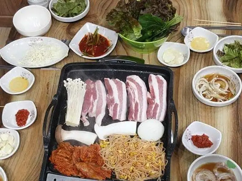 다양한 밑반찬과 구워먹는 채소