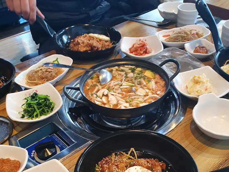 푸짐한 찌개와 밑반찬