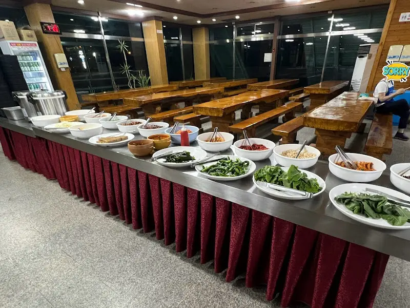 다양한 메뉴가 준비된 뷔페 코너