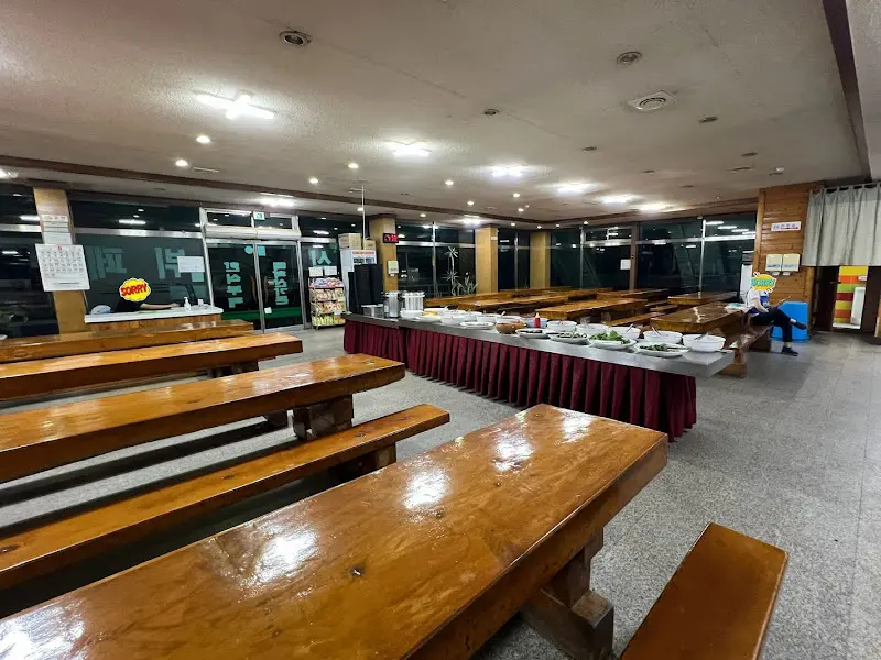 넓은 식당 내부