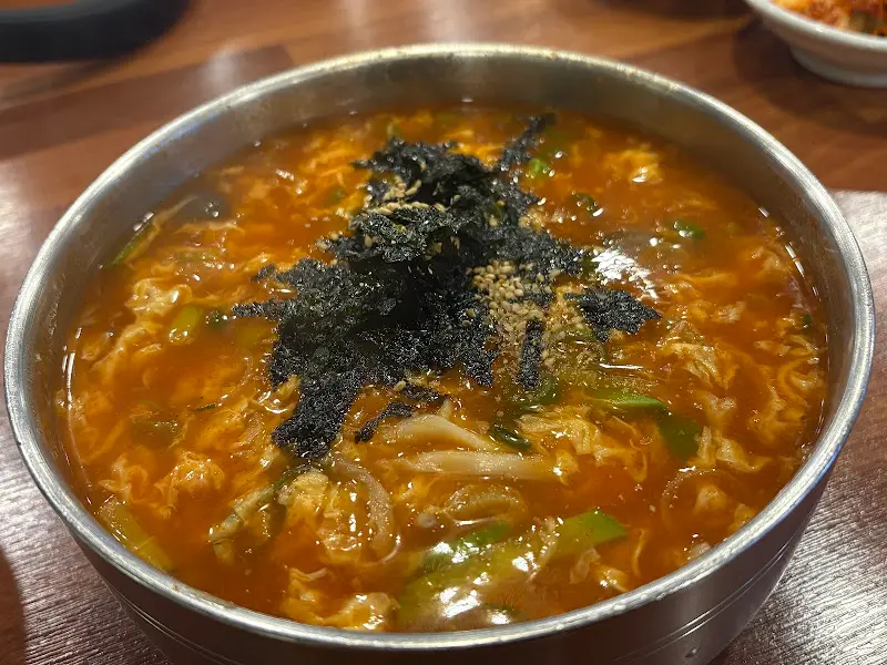 김가루가 뿌려진 장칼국수