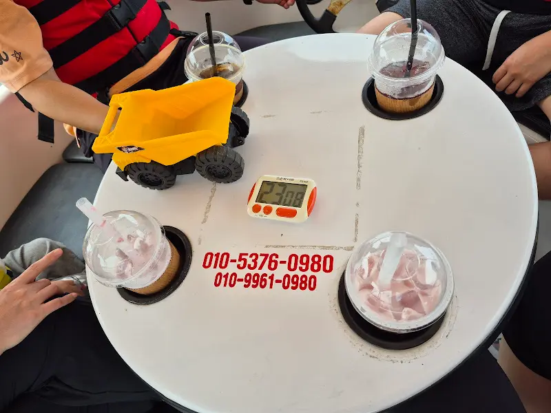 보트 안에서 음료를 마시는 모습