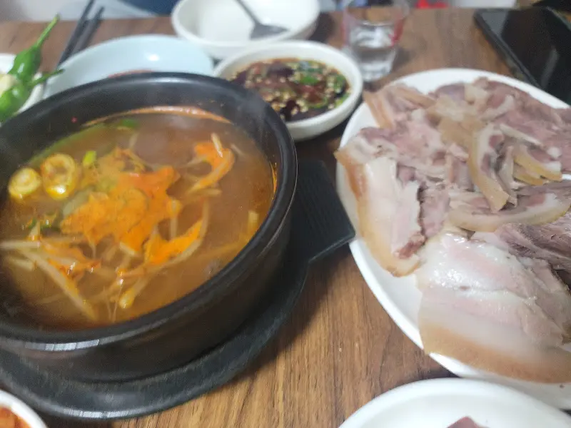 선지국과 수육 한 상 차림