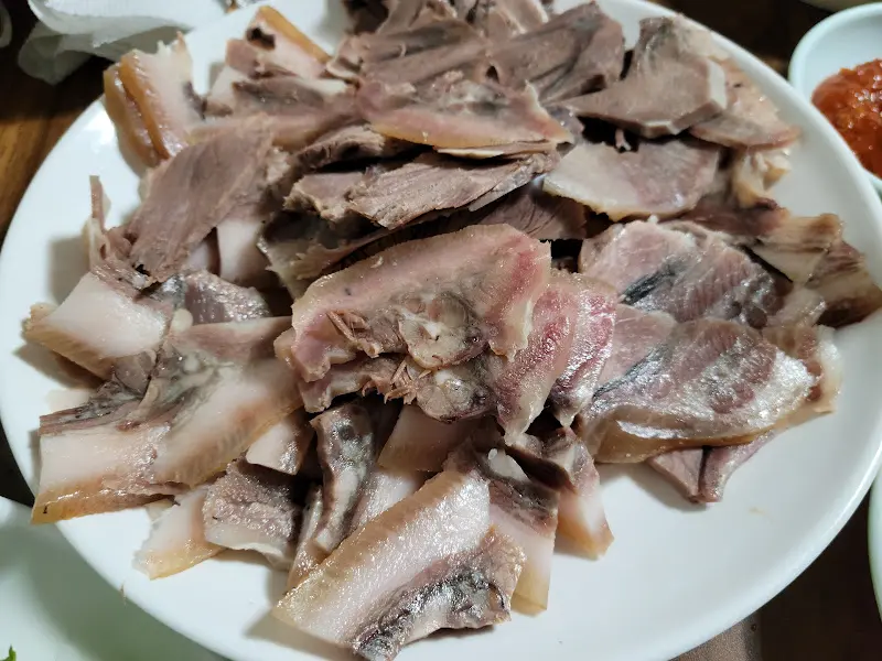 푸짐하게 담긴 머리고기 수육