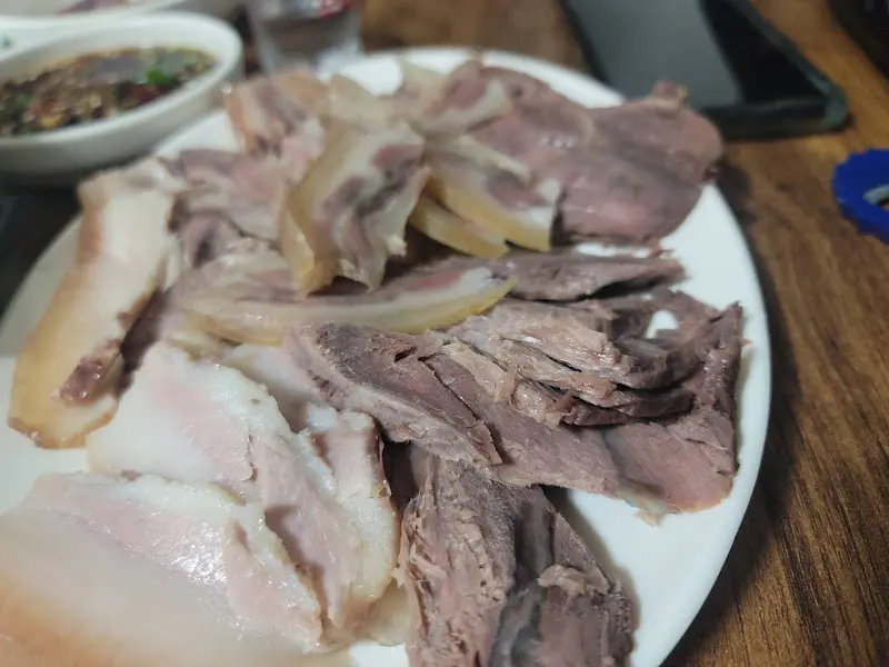 푸짐한 돼지머리 수육 한 상차림