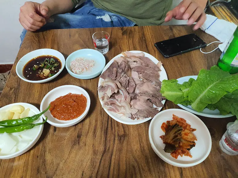 수육과 곁들임 찬