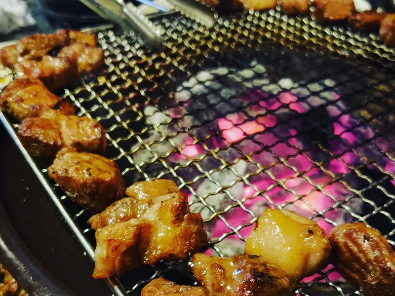 석쇠 위에서 맛있게 구워지고 있는 목살의 모습