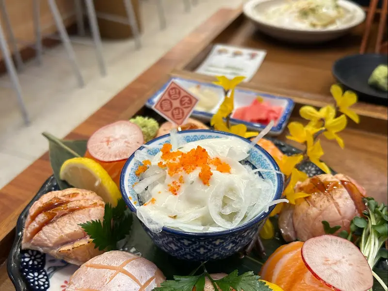 화려한 비주얼의 수암골 꽃망울 연어초밥