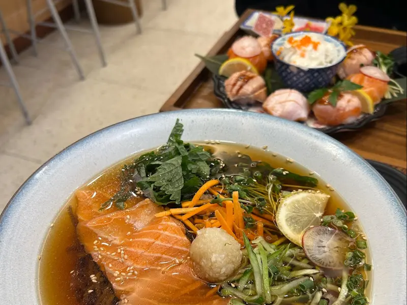 따뜻하고 깔끔한 연어 공간 맑은 덮밥