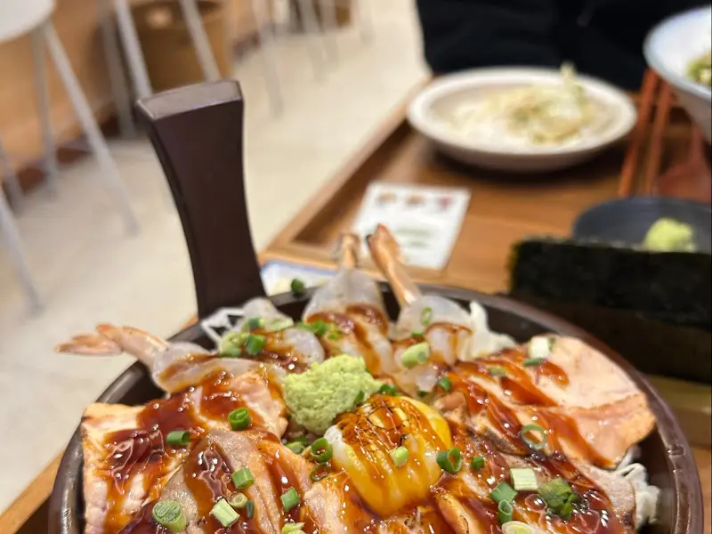 다양한 손님들이 식사를 즐기는 모습