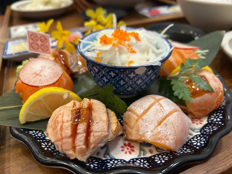 앙증맞은 수암골 꽃망울 연어초밥의 클로즈업