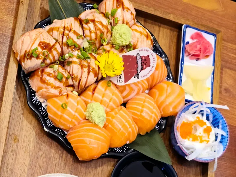 다양한 연어 요리가 담긴 한 상 차림