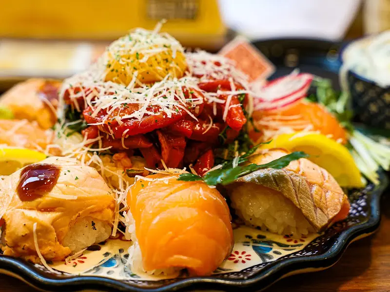 또 다른 각도에서 바라본 꽃망울 연어 초밥