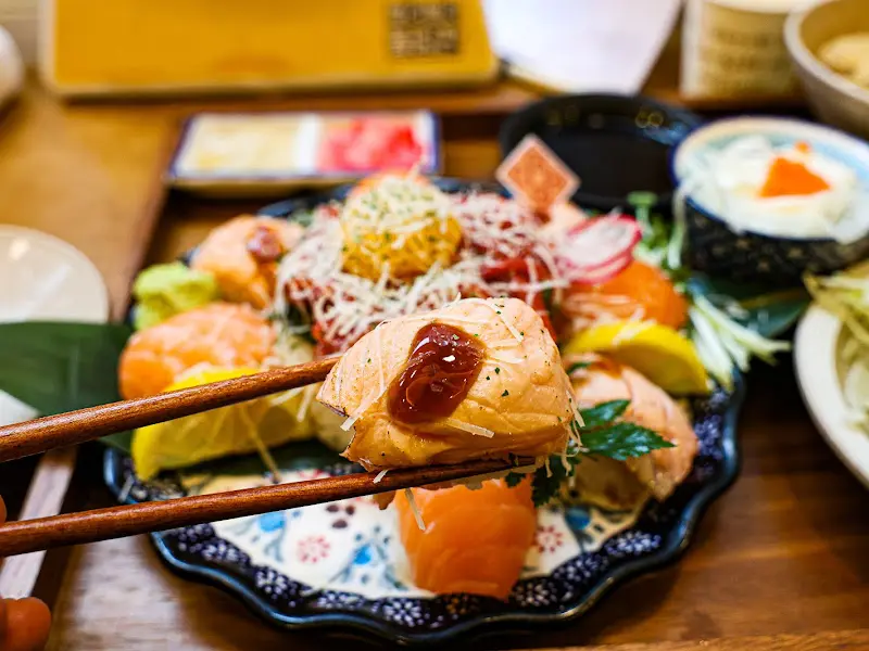 싱싱한 연어가 가득한 덮밥