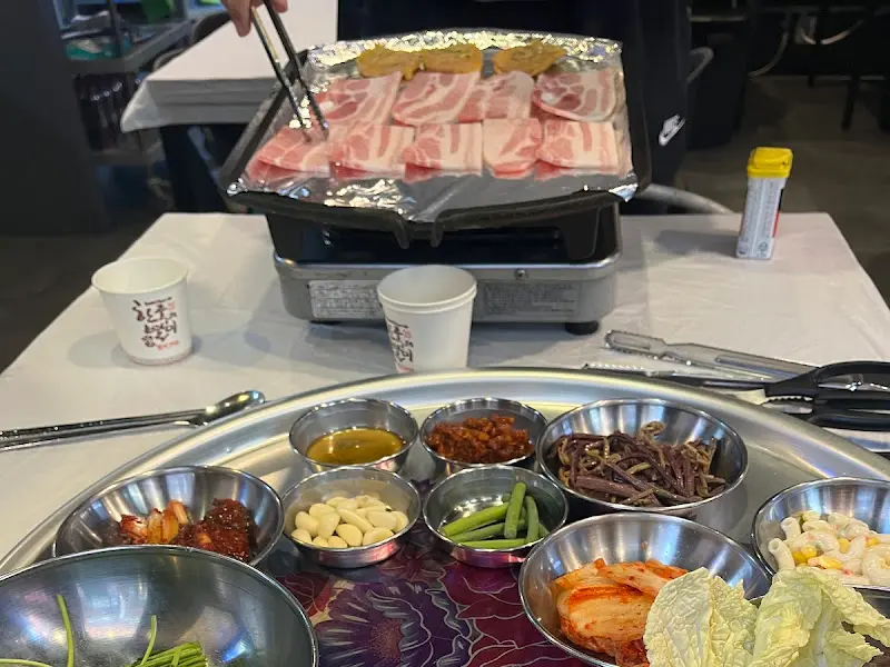 다양한 밑반찬들이 정갈하게 담겨 있는 모습