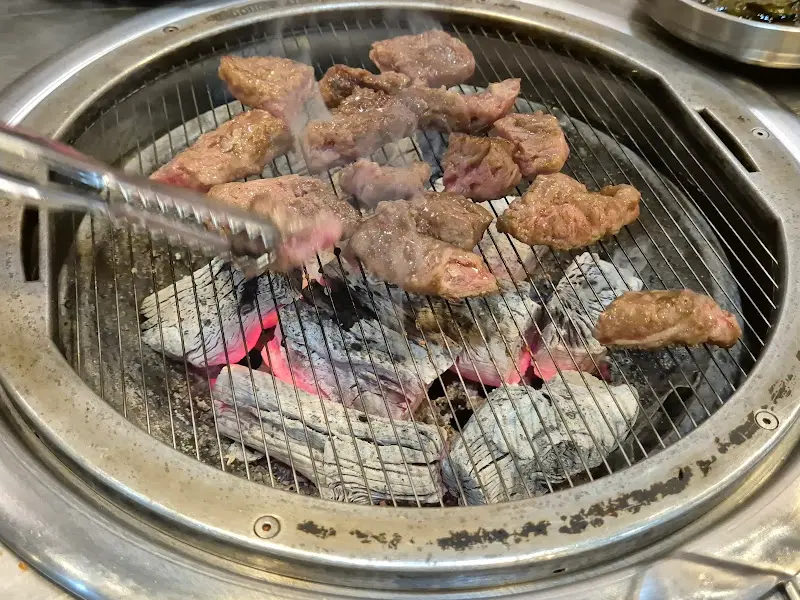 숯불 위에서 노릇노릇 익어가는 소갈비살