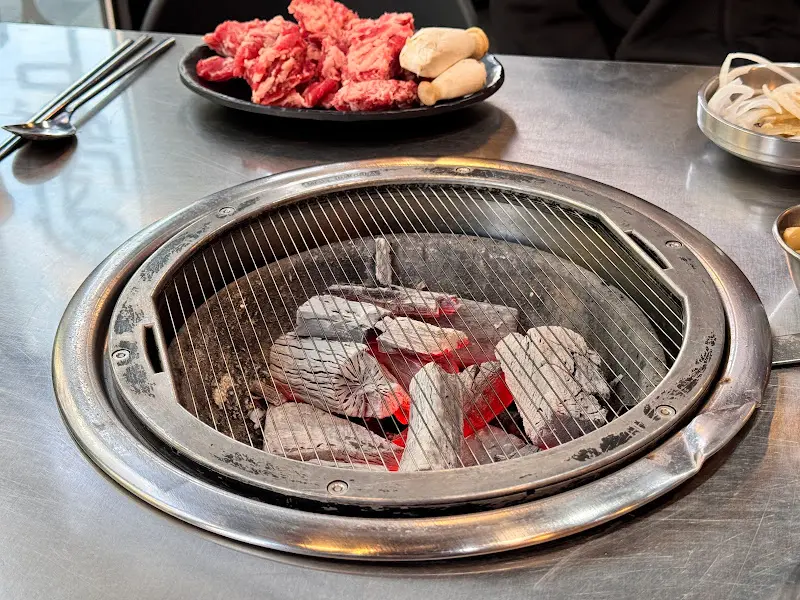 숯불과 함께 세팅된 테이블