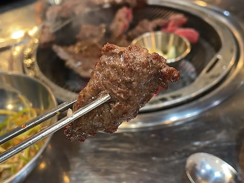 잘 익은 소갈비살을 젓가락으로 집어 올린 모습