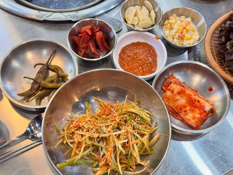 다채로운 밑반찬 구성