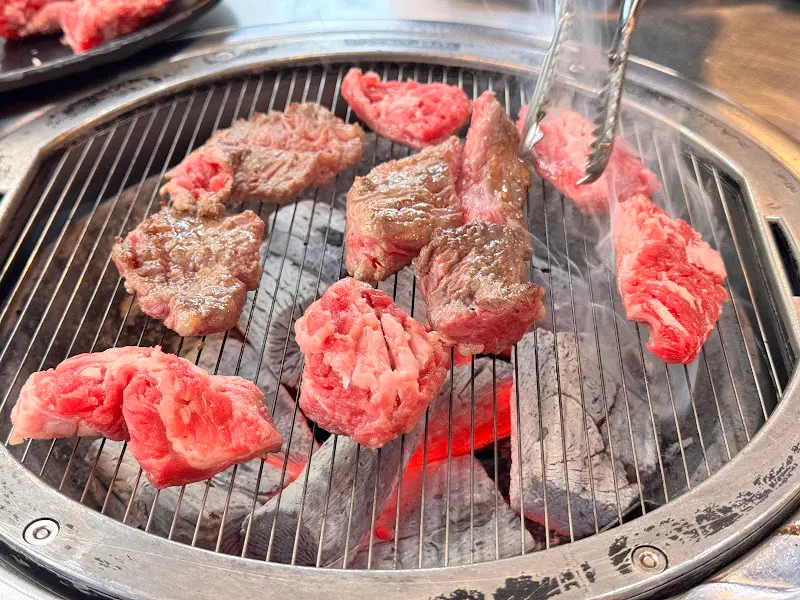 숯불 위에서 구워지는 소갈비살