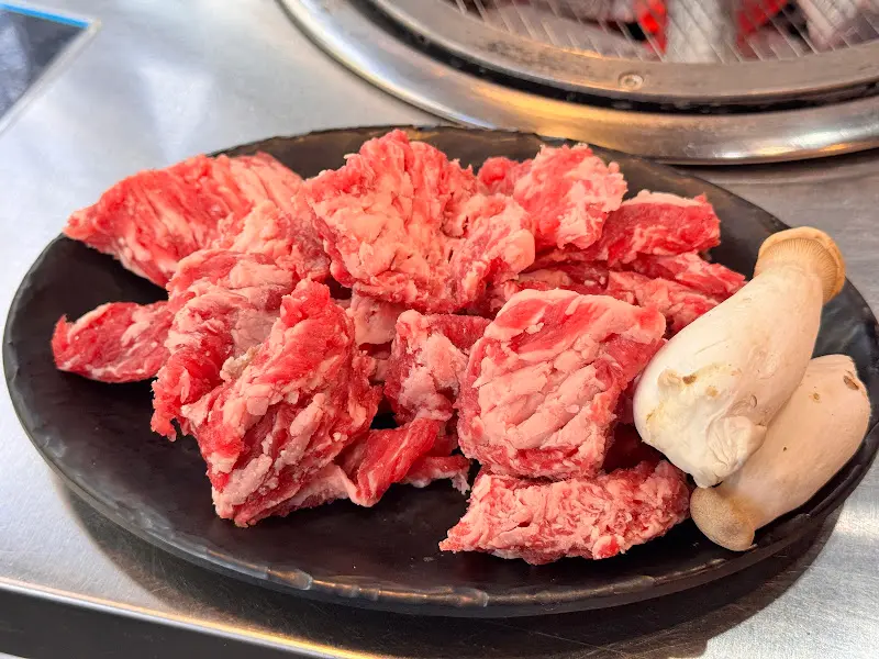 버섯과 함께 제공되는 소갈비살