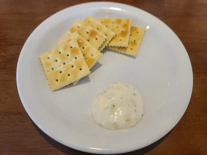 크래커와 수제 소스의 조화