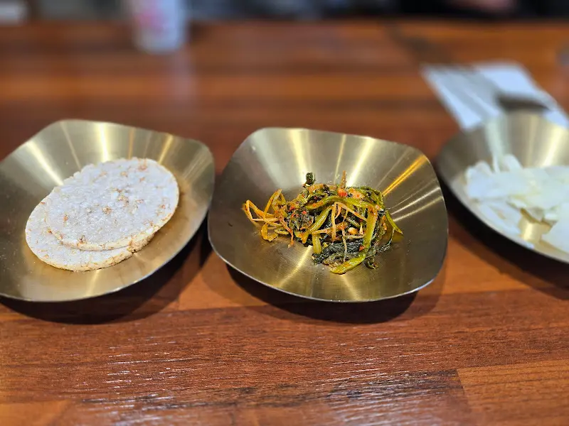 정갈하게 담긴 서민막국수 반찬