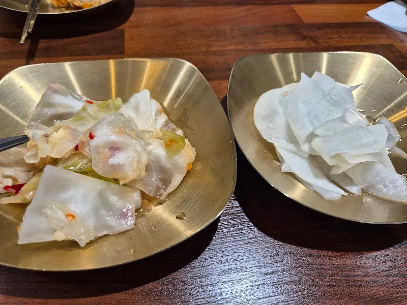 서민막국수 무김치와 양배추 짠지