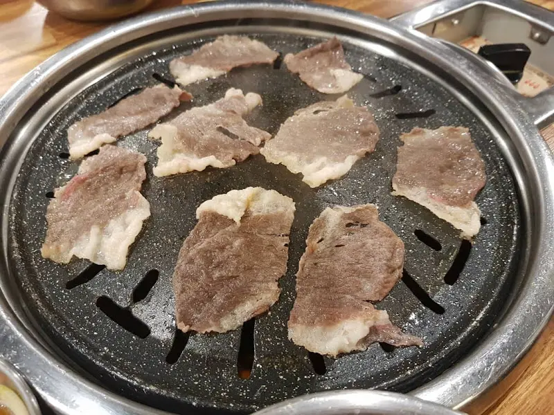 차돌박이 굽는 모습