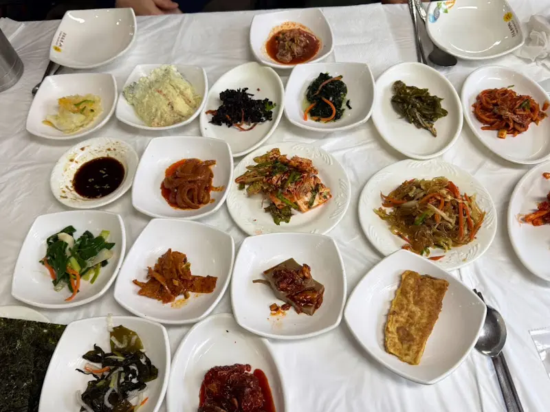 상다리 부러지게 차려진 백반 한 상