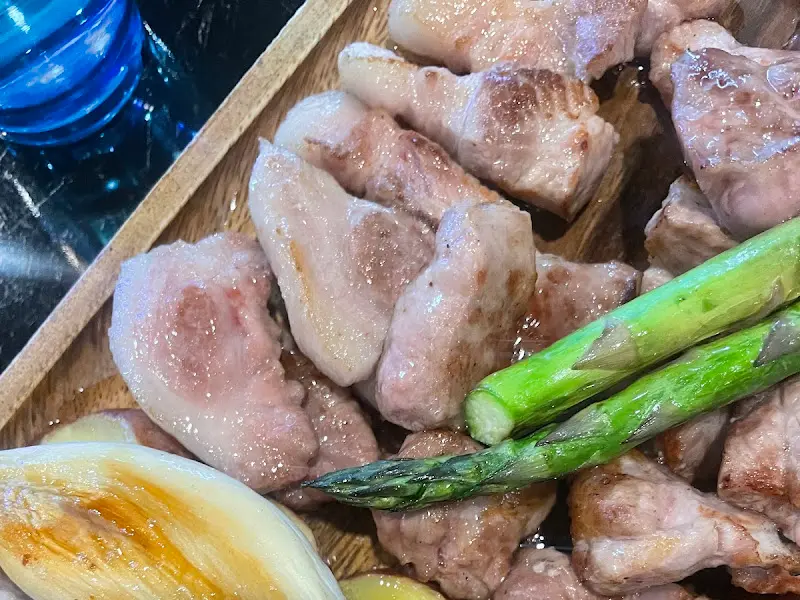 초벌된 흑돼지 목살과 삼겹살