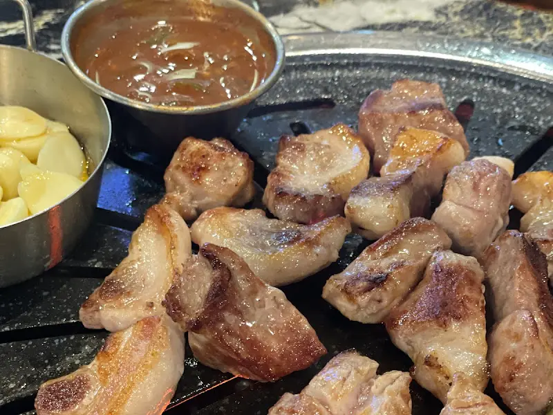 불판 위에서 익어가는 흑돼지