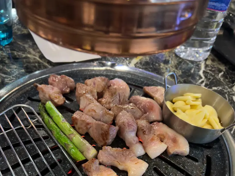 불판 위의 흑돼지와 마늘