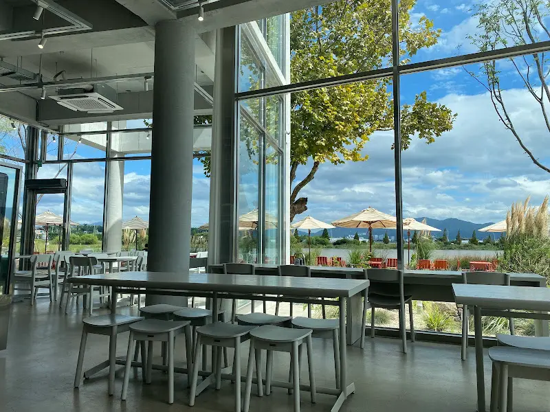 카페 내부에서 바라본 낙동강 뷰