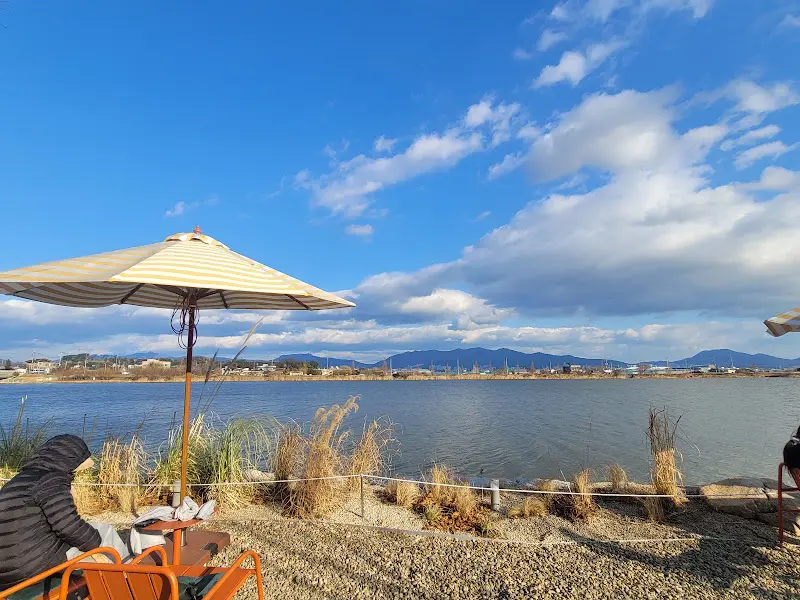 강변 좌석과 파라솔