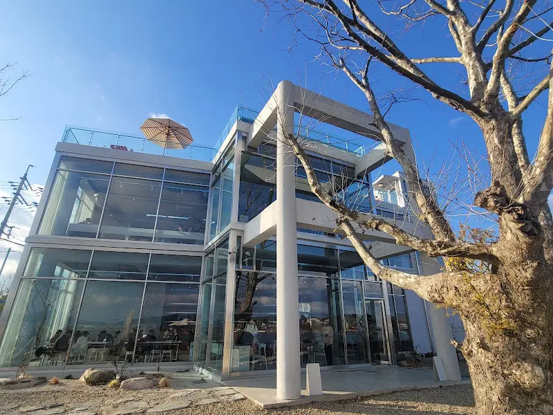 모던한 카페 외관