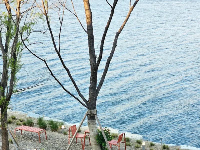 낙동강과 야외 테이블