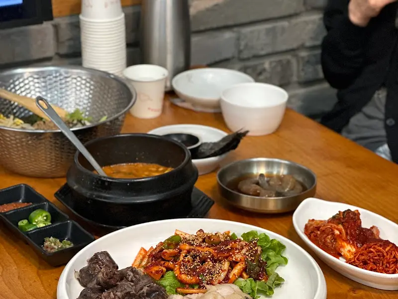 한 상 가득 차려진 음식들